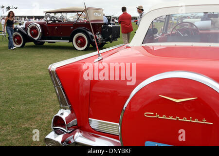 Jan 22, 2006; Wellington, FL, Stati Uniti d'America; 1957 Chevy Belair cabrio, destra e un 1928 DuPont Dual cruscotto Phaeton Grand Classic, sinistra, al Palm Beach International Concours d'Eleganza presso il Palm Beach Club di Polo in Wellington Domenica. La Ferrari ha in programma di produrre solo 29 del 800hp modelli FXX. Credito: Foto di Gary Coronado/Palm Beach post /ZUMA premere. (©) Copyright 2006 by Pa Foto Stock