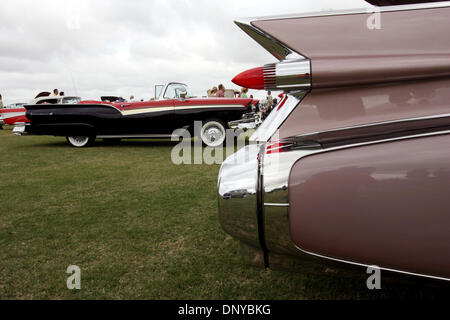 Jan 22, 2006; Wellington, FL, Stati Uniti d'America; 1957 Ford Fairlane 500 Cabrio, sinistra e un 1959 Cadillac Biarritz convertibili in Palm Beach International Concours d'Eleganza presso il Palm Beach Club di Polo in Wellington Domenica. La Ferrari ha in programma di produrre solo 29 del 800hp modelli FXX. Credito: Foto di Gary Coronado/Palm Beach post /ZUMA premere. (©) Copyright 2006 da Palm Beach Pos Foto Stock