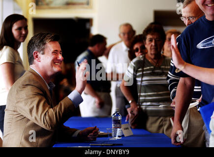 Jan 24, 2006; Stuart, FL, Stati Uniti d'America; Ex Congressman Joe Scarborough, autore di "Roma non è stata bruciata in un giorno e cavo MSNBC News host di 'Scarborough Paese" parla sabato durante BookMania! A Blake biblioteca di Stuart. Centinaia girato fuori per sentire l'ex membro del Congresso e parlare di libri hanno firmato. Credito: Foto di Erik Lunsford/Palm Beach post/ZUMA premere. (©) Copyright 2 Foto Stock