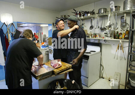 Jan 26, 2006; West Palm Beach, FL, Stati Uniti d'America; senzatetto residenti della Westgate Tabernacolo Chiesa, Giovanni Bianco, (L), prepara la cena con Brian Sears, (C), saluto Carl K. giovedì pomeriggio a West Palm Beach. ' Stiamo andando ad avere qualche buon nervature,' detto Sears. Credito: Foto di Bill Ingram/Palm Beach post/ZUMA premere. (©) Copyright 2006 da Palm Beach post Foto Stock