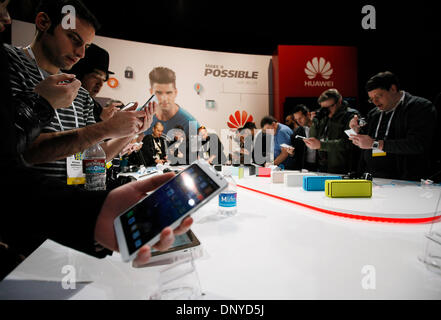 Las Vegas, Stati Uniti d'America. Il 6 gennaio, 2014. I giornalisti di provare i più recenti smart phone della Cina le Huawei durante un espositore Comunicato stampa del 2014 International CES di Las Vegas, Stati Uniti, gennaio 6, 2014. Credito: Fang Zhe/Xinhua/Alamy Live News Foto Stock