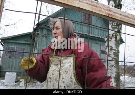 Settembre 28, 2006 - Tosno, Russia - Country House (Dacha) che apparteneva ai genitori del presidente russo Vladimir Putin. La Dacha si trova a Tosno area della regione di Leningrado. Nella foto - Nadezhda Pankova, un rifugiato russo dal Kazakistan che hanno comprato questo dacha in 1999. (Credito Immagine: © PhotoXpress/ZUMA Press) Foto Stock