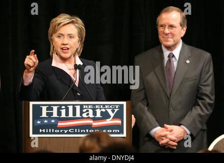 Jan 27, 2006; Portland, OR, Stati Uniti d'America; New York Sen. Hillary Rodham Clinton indirizzi di una raccolta di fondi a Portland, Oregon, 27 gennaio 2006. Credito: Foto di Richard Clemente/ZUMA premere. (©) Copyright 2006 da Richard Clemente Foto Stock