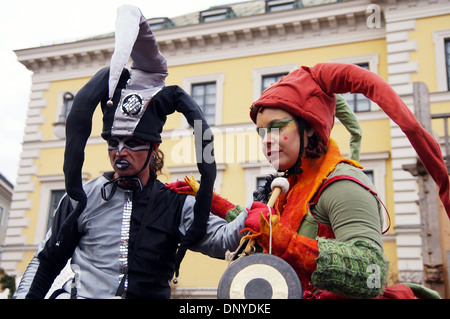 Due Street-Performers su palafitte, Medievale Mercatino di Natale, Monaco di Baviera, Germania Foto Stock