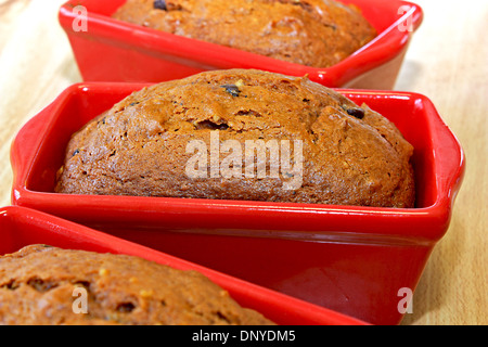 La zucca chocolate chip pane in rosso focaccia padelle raffreddamento su un tavolo da cucina a destra fuori del forno Foto Stock