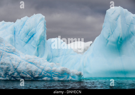 Antartide - forma complessamente iceberg galleggianti in un iceberg cimitero raggruppato in una grotta nei pressi di Melchior Island in Antartide. Foto Stock