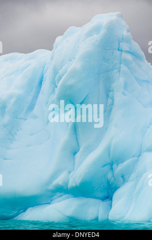 Antartide - forma complessamente iceberg galleggianti in un iceberg cimitero raggruppato in una grotta nei pressi di Melchior Island in Antartide. Foto Stock