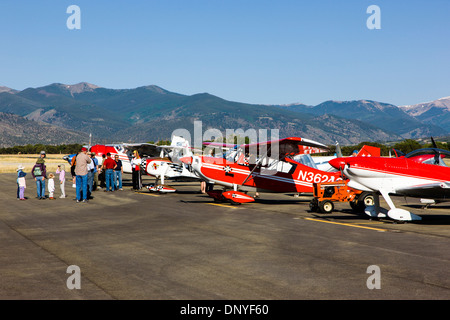 I visitatori di ispezionare antichi e moderni velivoli all'annuale Salida, Colorado, ArtWalk Fly-In evento Foto Stock