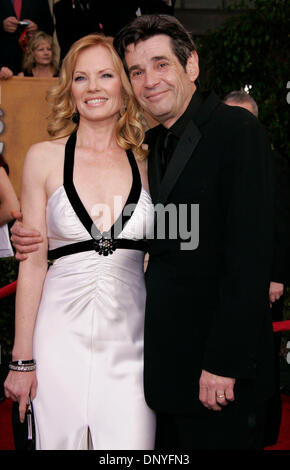 Jan 29, 2006; Los Angeles, CA, Stati Uniti d'America; MARG HELGENBERGER e ALAN ROSENBERG arrivando al 12th Annual Screen Actors Guild Awards che si è tenuto presso il Santuario Exposition Center. Credito: Foto di Lisa O'Connor/ZUMA premere. (©) Copyright 2006 by Lisa O'Connor Foto Stock