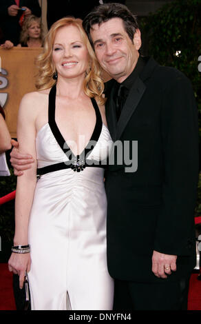 Jan 29, 2006; Los Angeles, CA, Stati Uniti d'America; MARG HELGENBERGER e ALAN ROSENBERG arrivando al 12th Annual Screen Actors Guild Awards che si è tenuto presso il Santuario Exposition Center. Credito: Foto di Lisa O'Connor/ZUMA premere. (©) Copyright 2006 by Lisa O'Connor Foto Stock