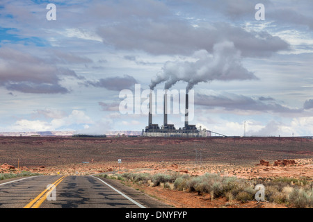 Fiume sale Project-Navajo generando Power Station su autostrada 98,Page,Arizona,USA Foto Stock