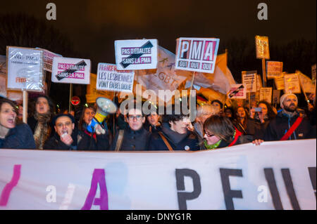 Parigi, Francia. Grande folla di persone, dimostrazione pubblica, gruppi di attivismo LGBT francesi, protesta contro il rifiuto del governo di legalizzare M.A.P. (procreazione medicalmente assistita) (P.M.A). (Diritti di inseminazione artificiale) donne che tengono segni di protesta sociale, protesta femminista, attivismo femminile Foto Stock