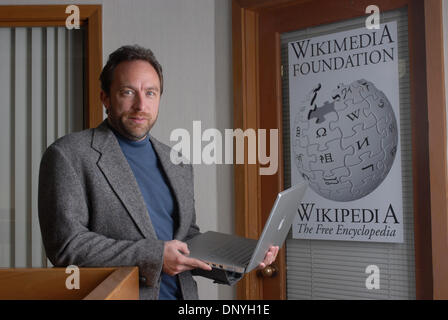 Maggio 01, 2006 - San Pietroburgo, Florida, Stati Uniti d'America - fondatore di Wikipedia, Jimmy Wales si erge al di fuori del suo ufficio a San Pietroburgo, Florida, 1 maggio 2006. (Credito Immagine: © Phelan Ebanhack/ZUMA Press) Foto Stock