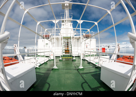 Polar Pioneer Cruise Ship Upper Decks Antartide // Un'immagine grandangolare dei ponti superiori della Polar Pioneer, una nave da crociera antartica gestita da Aurora Expeditions. Foto Stock