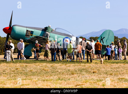 Ispezionare i visitatori un Hawker Sea Fury, British Fighter Aircraft per la Royal Navy, la II Guerra Mondiale Foto Stock