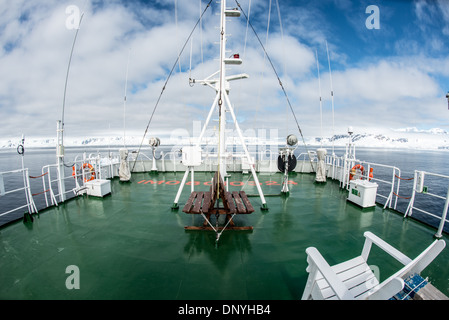 Polar Pioneer Cruise Ship Upper Decks Antartide // Un'immagine grandangolare dei ponti superiori della Polar Pioneer, una nave da crociera antartica gestita da Aurora Expeditions. Foto Stock