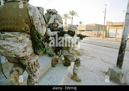 Jan 29, 2006; Al-Falujah, IRAQ; Marines dalla società Eco, secondo battaglione, 6 Marines, RCT-8, sorveglia la città di Al-Falujah, Iraq. Credito: Foto di Toby Morris/ZUMA premere. (©) Copyright 2006 by Toby Morris Foto Stock