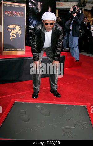 Jan 30, 2006; Hollywood, California, Stati Uniti d'America; attore Samuel L. Jackson come egli riceve la sua mano & impronte in cemento ad Grauman's Chinese Theater. Credito: Foto di Lisa O'Connor/ZUMA premere. (©) Copyright 2006 by Lisa O'Connor Foto Stock