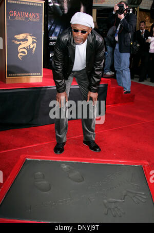 Jan 30, 2006; Hollywood, California, Stati Uniti d'America; attore Samuel L. Jackson come egli riceve la sua mano & impronte in cemento ad Grauman's Chinese Theater. Credito: Foto di Lisa O'Connor/ZUMA premere. (©) Copyright 2006 by Lisa O'Connor Foto Stock