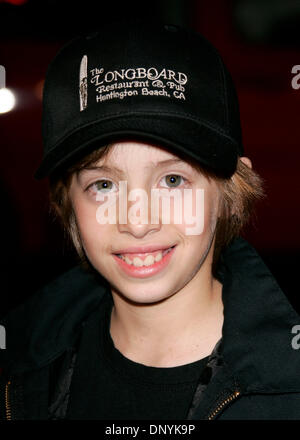 Febbraio 2, 2006; Hollywood, California, Stati Uniti d'America; attore Jimmy bennett al 'firewall' Premiere Mondiale tenutosi a Grauman's Chinese Theater. Credito: Foto di Lisa O'Connor/ZUMA premere. (©) Copyright 2006 by Lisa O'Connor Foto Stock