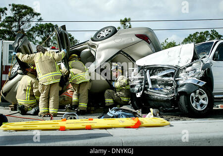 Feb 02, 2006; Stuart, FL, Stati Uniti d'America; Martin contea fuoco soccorritori districarsi Daniel Benz, Hobe Sound, dal veicolo è stato di guida dopo aver attraversato la mediana su U.S. 1 e ha colpito un carrello che sopraggiungono giovedì. Benz, chi è stato imperniato nel veicolo per un'ora, è volato a St. Mary's Medical Center in gravi condizioni. Credito: Foto di Meghan McCarthy/Palm Beach post/ZUMA P Foto Stock