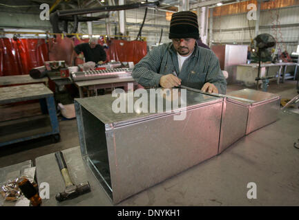 Feb 02, 2006; San Diego, California, Stati Uniti d'America; PABLO GOMEZ, un metallo di foglio di costruttore di tirocinante presso il National Steel e di costruzione navale Società di San Diego, che lavora su un condotto aria di componente in lamiera shop presso il cantiere navale di giovedì. Credito: foto da John Gibbins/SDU-T/ZUMA premere. (©) Copyright 2006 by SDU-T Foto Stock