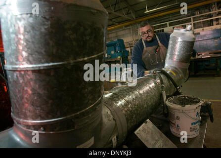 Feb 02, 2006; San Diego, California, Stati Uniti d'America; JOHN MORAN, un metallo di foglio di costruttore presso il National Steel e di costruzione navale Società di San Diego, il sigillante applicato ad una elevata pressione condotto aria in lamiera shop presso il cantiere navale di giovedì. Credito: foto da John Gibbins/SDU-T/ZUMA premere. (©) Copyright 2006 by SDU-T Foto Stock