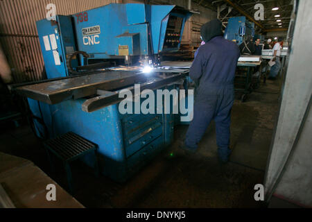 Feb 02, 2006; San Diego, California, Stati Uniti d'America; MAURICIO CASTANEDA, un metallo di foglio di costruttore presso il National Steel e di costruzione navale Società di San Diego, tagli parti metalliche su un grande foglio in lamiera shop presso il cantiere navale di giovedì. Credito: foto da John Gibbins/SDU-T/ZUMA premere. (©) Copyright 2006 by SDU-T Foto Stock