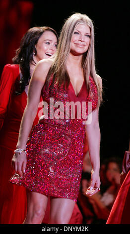 Feb 03, 2006; New York, NY, STATI UNITI D'AMERICA; il Cantante FERGIE del 'Black Eyed Peas" al 2006 il cuore la verità abito rosso Fashion Show tenutosi durante la Olympus Fashion Week Fall 2006 raccolte conservate al Bryant Park. Credito: Foto di Nancy Kaszerman/ZUMA premere. (©) Copyright 2006 by Nancy Kaszerman Foto Stock