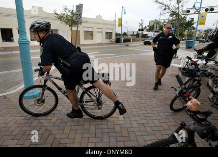 Feb 03, 2006; Boyton Beach, FL, Stati Uniti d'America; Boynton Beach police officer Chris Davis, a sinistra, si monta la sua moto come compagni di officer Eric Reynolds viene eseguito per ottenere sulla sua come si risponde a una chiamata Venerdì, Febbraio 3, 2006 Ocean Avenue nel centro cittadino di Boynton Beach. Fanno parte del dipartimento di azione comunitaria nuova squadra, ravvivando la bicicletta-montato patrol, a rispondere a situazioni in modo diverso rispetto a un o Foto Stock