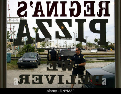 Feb 03, 2006; Boyton Beach, FL, Stati Uniti d'America; dal loro punto di osservazione di fronte Regina's Pizza (CQ), Boynton Beach gli ufficiali di polizia Frank Danysh, destra e Ricky Lauture problema di citazioni e di avvisi ai piloti che corrono segni di arresto su Ocean Ave. Venerdì, Febbraio 3, 2006 nel centro cittadino di Boynton Beach. Fanno parte del dipartimento di azione comunitaria nuova squadra, ravvivando la bicicletta-montato patrol, t Foto Stock