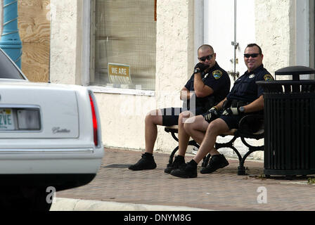 Feb 03, 2006; Boyton Beach, FL, Stati Uniti d'America; dal loro punto di osservazione di fronte alla strada dalla Regina's Pizza, Boynton Beach gli ufficiali di polizia Frank Danysh, destra e Eric Reynolds guarda per i piloti che corrono i segni di arresto su Ocean Ave. Venerdì, Febbraio 3, 2006 nel centro cittadino di Boynton Beach. Fanno parte del dipartimento di azione comunitaria nuova squadra, ravvivando la bicicletta-montato patrol, che approac Foto Stock