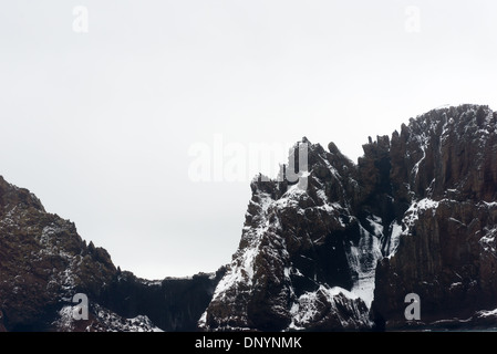 Antartide - Il paesaggio aspro di Neptunes soffietto, l'ingresso di Whalers Bay sull isola Deception nel sud le isole Shetland. Isola Deception, a sud le isole Shetland, è una caldera di un vulcano ed è composta di roccia vulcanica. Foto Stock