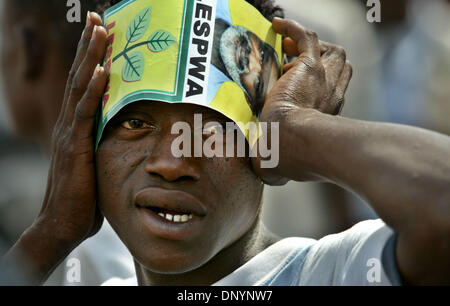 Feb 06, 2006; Port-Au-Prince, Haiti; i sostenitori del candidato presidenziale Rene Preval rally nel Cite Soleil baraccopoli Domenica. La zona è stato un focolaio di pista la violenza e l'opposizione violenta alle Nazioni Unite truppe. Elezioni haitiani, il primo dopo il violento rovesciamento del presidente Jean-Bertrand Aristide, sono in programma per il mese di febbraio 7. Credito: Foto da Lannis Wat Foto Stock