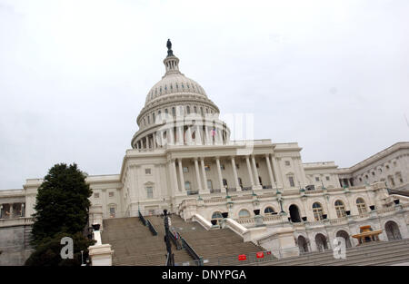 Feb 07, 2006; Washington, DC, Stati Uniti d'America; la United States Capitol Building. Campidoglio degli Stati Uniti è tra i più importanti simbolicamente e architettonicamente impressionanti edifici nella nazione. Ha ospitato la riunione camere della Casa dei Rappresentanti e del Senato per due secoli. Il Campidoglio, che era iniziato nel 1793, è passata attraverso molte fasi di costruzione. Essa sta Foto Stock