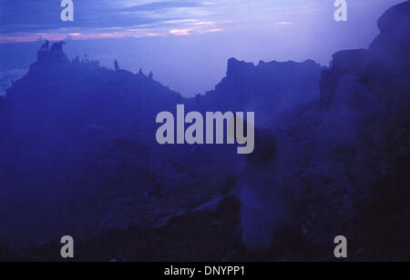 Feb 07, 2006; Boyolali, Giava centrale, INDONESIA; (File foto: Febbraio 10th, 2005) Pellegrinaggi e gli alpinisti di raggiungere la sommità del Monte Merapi, uno dei vulcani più attivi del mondo e importante luogo sacro per il Palazzo di Yogyakarta. Essi salire la montagna ogni anno secondo i giavanesi anno per fare offerte tradizionali. Essi sperano di vivere in condizioni di sicurezza e benessere. Me Foto Stock