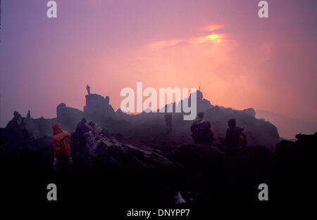 Feb 07, 2006; Boyolali, Giava centrale, INDONESIA; (File foto: Febbraio 10th, 2005) Pellegrinaggi e scalatori guardare al tramonto sul Monte Merapi, uno dei vulcani più attivi del mondo e importante luogo sacro per il Palazzo di Yogyakarta. Essi salire la montagna ogni anno secondo i giavanesi anno per fare offerte tradizionali. Essi sperano di vivere in condizioni di sicurezza e benessere. Foto Stock