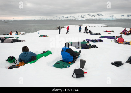 Antartide - turisti camp su ghiaccio e neve a Hughes Bay sulla penisola antartica. Foto Stock