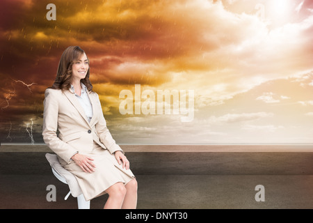 Immagine composita di sorridere imprenditrice seduta Foto Stock