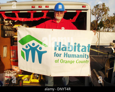 Feb 08, 2006; Costa Mesa, CA, Stati Uniti d'America; l'uomo in carica, l'Habitat for Humanity caposquadra. Volontari di PacifiCare corporation è venuto insieme provenienti dalla California del Sud per costruire una delle tre case per le famiglie le cui case sono state distrutte durante l uragano Katrina. Le case saranno costruite, quindi smontabile e spedite tramite semi carrello al Texas, dove essi saranno poi ricostruito Foto Stock