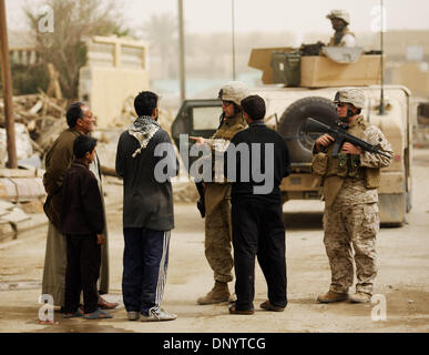 Feb 08, 2006; Al-Falujah, IRAQ; Marines con armi da società di seconda divisione marine, 2° Battaglione, 6° reggimento marine, RCT-8, 4° plotone (callsign Black Label) parlare ai residenti durante una pattuglia della città irachena di Al-Falujah. Credito: Foto di Toby Morris/ZUMA premere. (©) Copyright 2006 by Toby Morris Foto Stock