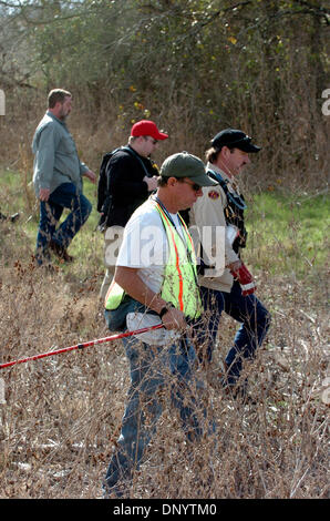 Feb 09, 2006; Seguin, TX, Stati Uniti d'America; la polizia cerca un sito remoto vicino Dead Man Creek giovedì per il corpo di una donna mancanti da Seguin. Credito: Foto di Tom aspo/San Antonio Express-News /ZUMA premere. (©) Copyright 2006 by San Antonio Express-News Foto Stock