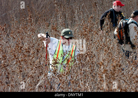 Feb 09, 2006; Seguin, TX, Stati Uniti d'America; la polizia cerca un sito remoto vicino Dead Man Creek giovedì per il corpo di una donna mancanti da Seguin. Credito: Foto di Tom aspo/San Antonio Express-News /ZUMA premere. (©) Copyright 2006 by San Antonio Express-News Foto Stock