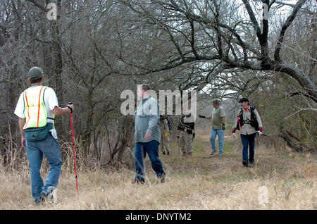 Feb 09, 2006; Seguin, TX, Stati Uniti d'America; la polizia cerca un sito remoto vicino Dead Man Creek giovedì per il corpo di una donna mancanti da Seguin. Credito: Foto di Tom aspo/San Antonio Express-News /ZUMA premere. (©) Copyright 2006 by San Antonio Express-News Foto Stock