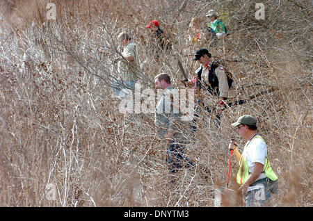 Feb 09, 2006; Seguin, TX, Stati Uniti d'America; la polizia e i volontari cerca attraverso pesanti spazzola vicino a Seguin giovedì per il corpo di una donna che sono scomparsi alcuni giorni fa. Credito: Foto di Tom aspo/San Antonio Express-News /ZUMA premere. (©) Copyright 2006 by San Antonio Express-News Foto Stock