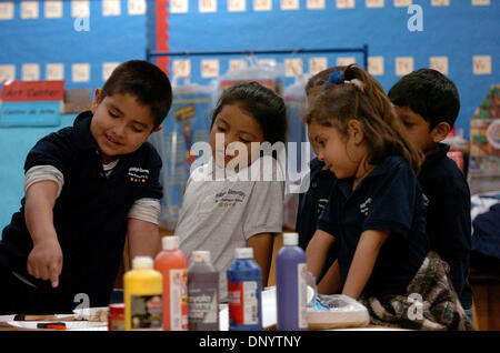 Feb 10, 2006; Hidalgo, TX, Stati Uniti d'America; Kinder studenti in Ms. Castorena della classe scegliere il colore da utilizzare per dipingere le loro mani per fare un poster per la terza classe di qualità hanno adottato. Credito: Foto di Delcia Lopez/San Antonio Express-News /ZUMA premere. (©) Copyright 2006 by San Antonio Express-News Foto Stock