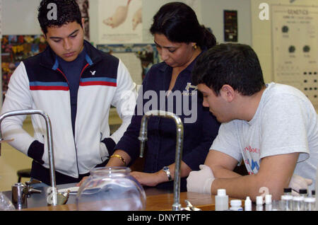 Feb 10, 2006; Hidalgo, TX, Stati Uniti d'America; Hidalgo insegnante di scuola superiore Shima Chaudhary interagisce e demostrates al suo AP biologia classe i metodi di lettura e tarature misure scientifiche. Credito: Foto di Delcia Lopez/San Antonio Express-News /ZUMA premere. (©) Copyright 2006 by San Antonio Express-News Foto Stock