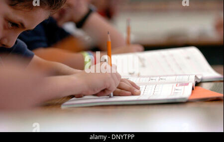 Feb 10, 2006; Hidalgo, TX, Stati Uniti d'America; studenti in la Sig.ra Margarita Galindo di seconda qualità classe corsive pratica le loro mani in scrittura corsiva a Hidalgo elementari. Credito: Foto di Delcia Lopez/San Antonio Express-News /ZUMA premere. (©) Copyright 2006 by San Antonio Express-News Foto Stock