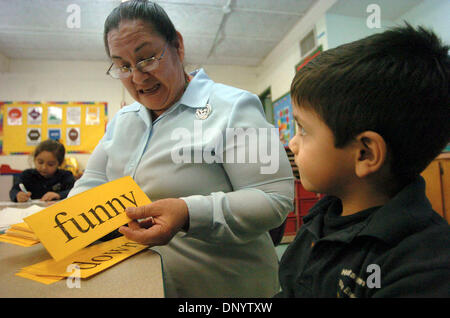 Feb 10, 2006; Hidalgo, TX, Stati Uniti d'America; Charlie Fletcher III 4, guarda alla sig.ra Bocanegra come egli pronouces le parole dato a lui in pre-classe k a Hidalgo elementari. Credito: Foto di D.L./San Antonio Express-News /ZUMA premere. (©) Copyright 2006 by San Antonio Express-News Foto Stock