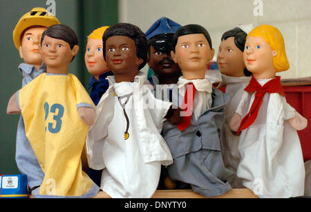 Feb 10, 2006; Hidalgo, TX, Stati Uniti d'America; marionette in miniatura sono utilizzati in Ms. Castorena della classe per identificare gli studenti che vogliono scegliere come una carriera. Credito: Foto di D.L./San Antonio Express-News /ZUMA premere. (©) Copyright 2006 by San Antonio Express-News Foto Stock